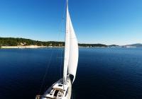 bateau à voile voiles dans la baie de mer ciel bleu voilier
